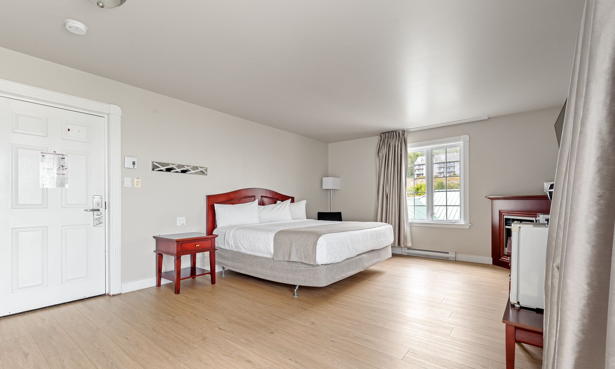 PMC &#8211; chambre eco-fleuve 1 lit queen vue fleuve pavillons 2
