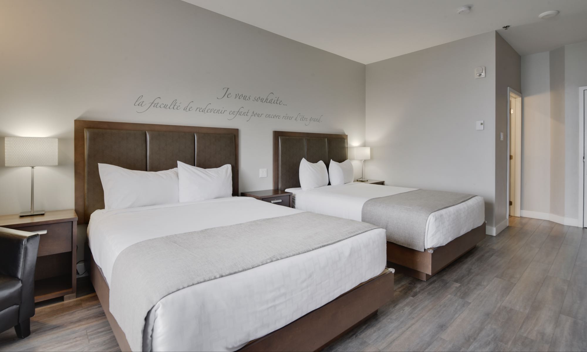 petit-manoir-casino-chambre-economique-2-lits-queen-02