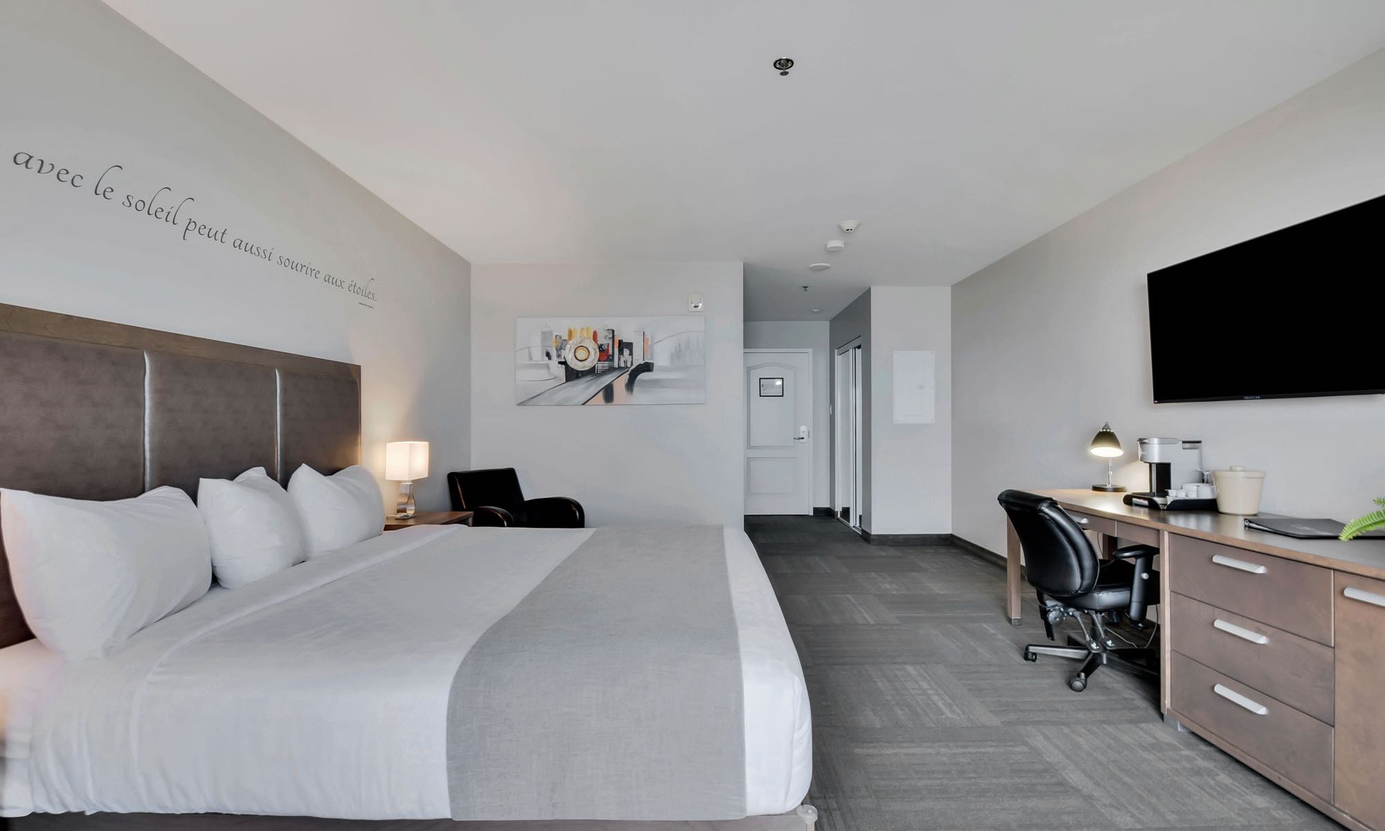 petit-manoir-casino-chambre-superieure-1-lit-king-adapte-01