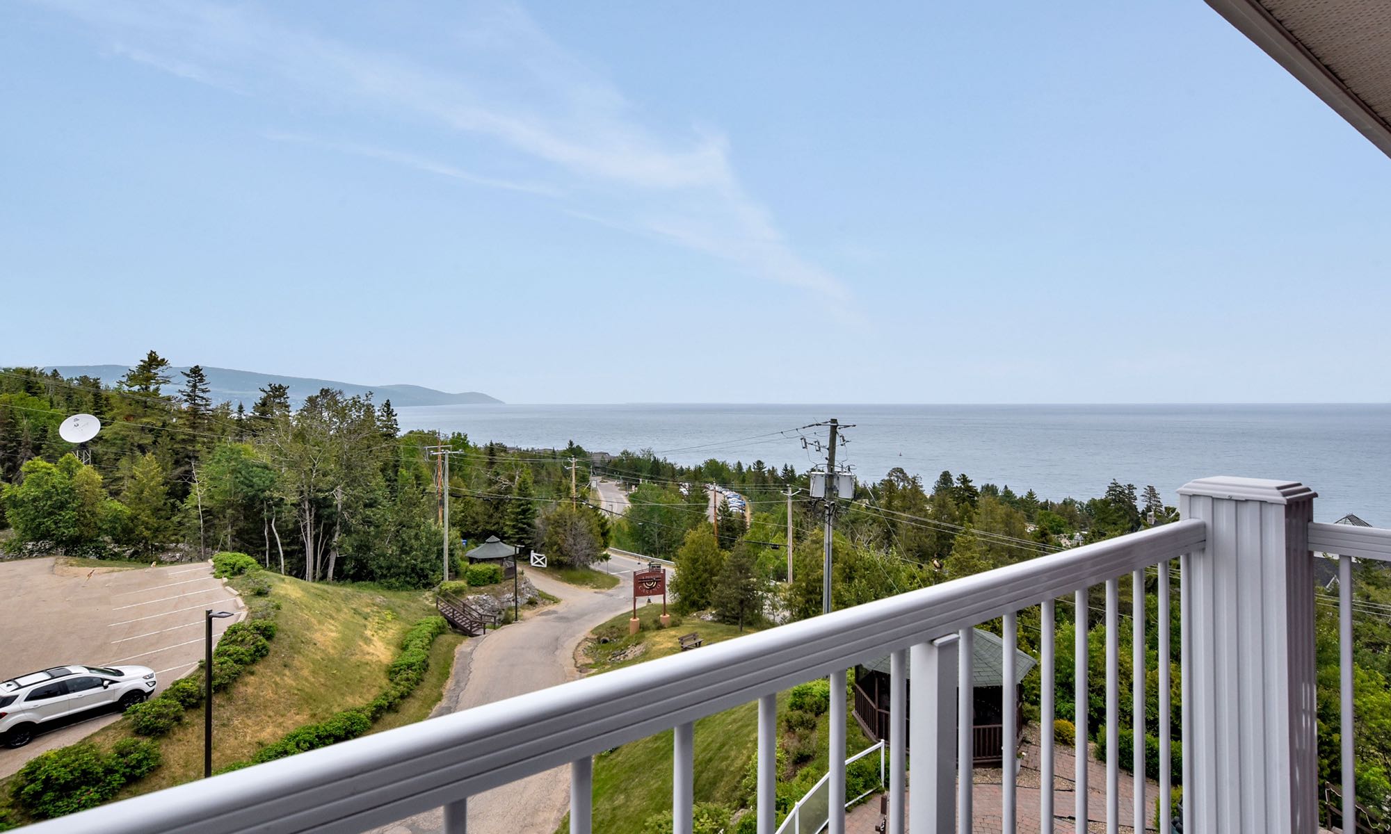 petit-manoir-casino-pavillons-chambre-eco-fleuve-1-lit-queen-01