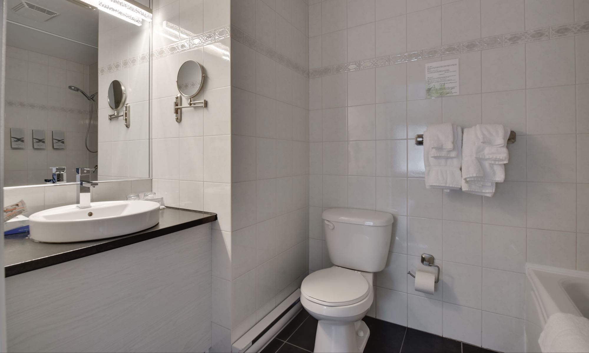 petit-manoir-casino-pavillons-chambre-eco-fleuve-1-lit-queen-02