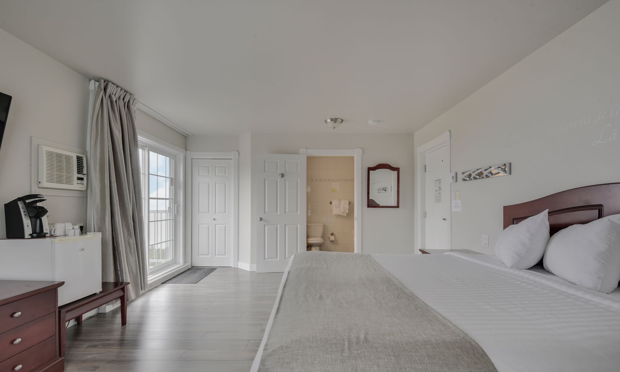 petit-manoir-casino-pavillons-chambre-eco-fleuve-1-lit-queen-03