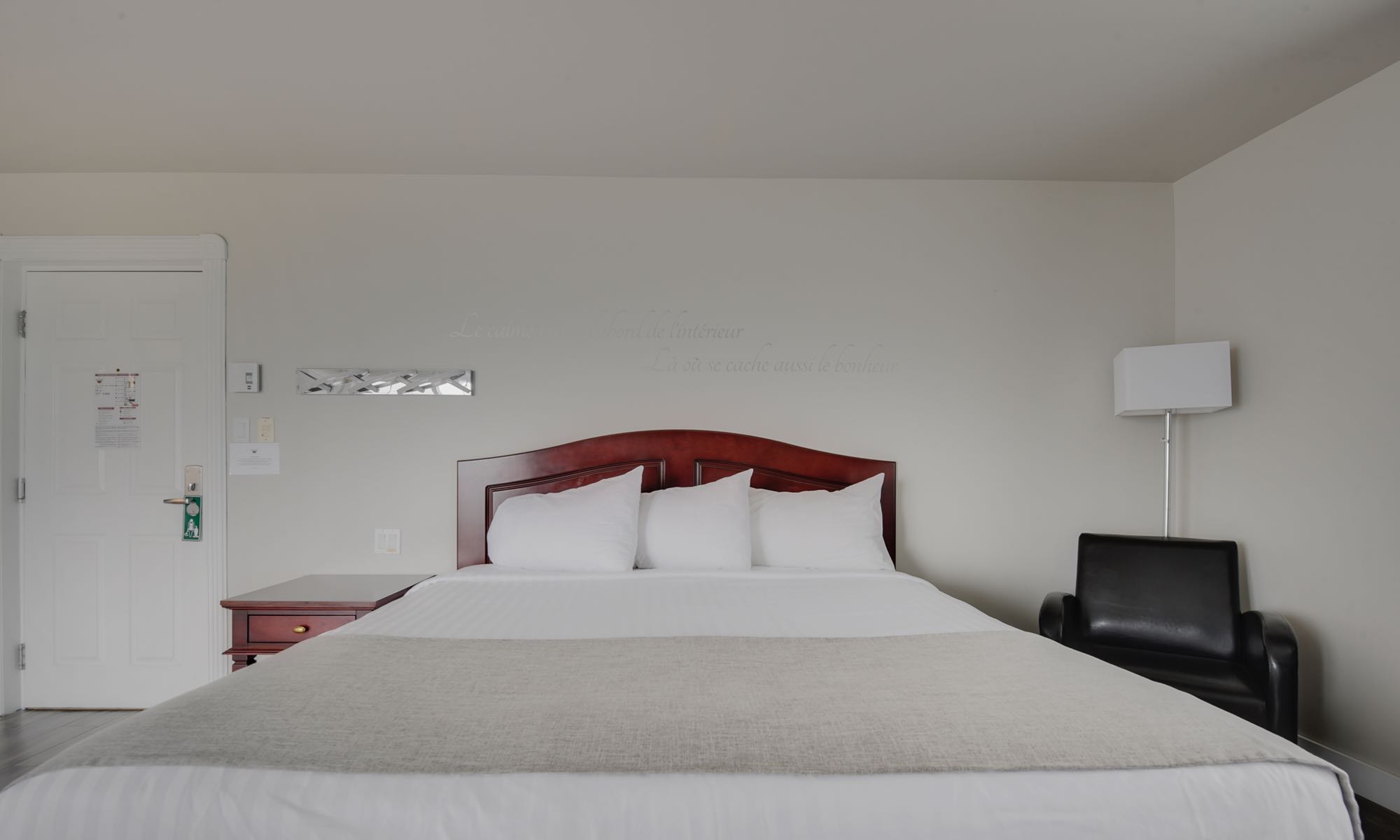 petit-manoir-casino-pavillons-chambre-economique-1-lit-queen-02