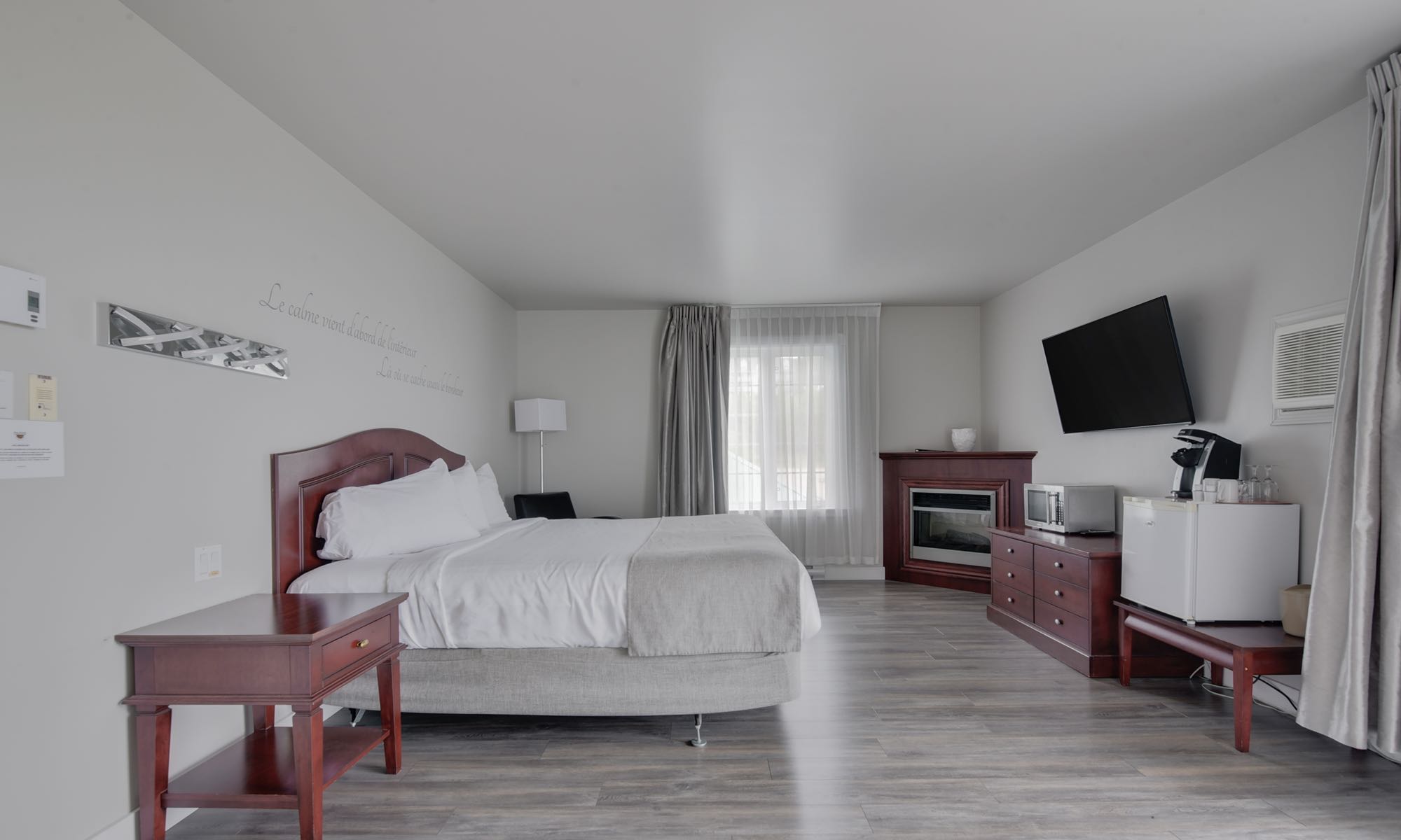 petit-manoir-casino-pavillons-chambre-economique-1-lit-queen-03