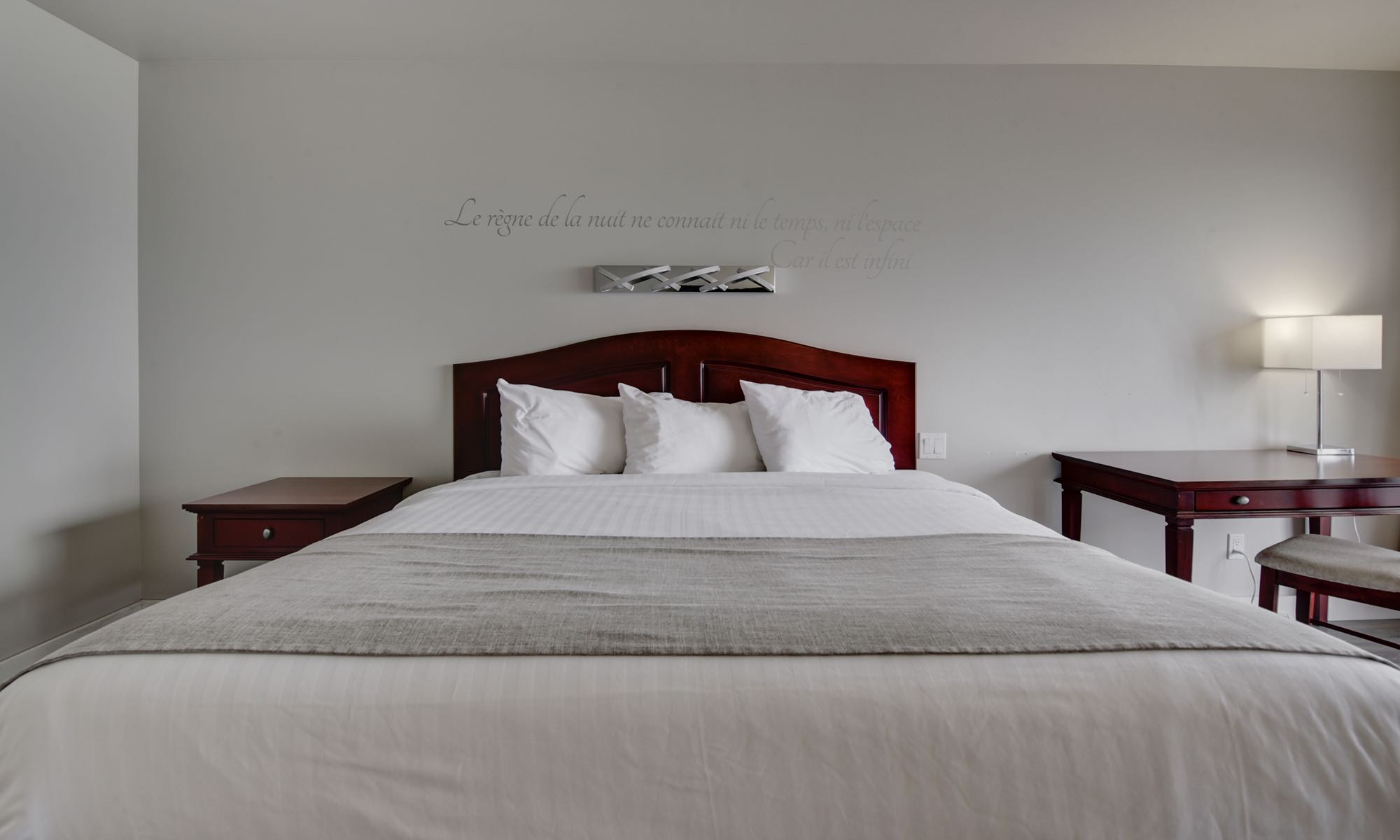 petit-manoir-casino-pavillons-chambre-standard-1-lit-king-01