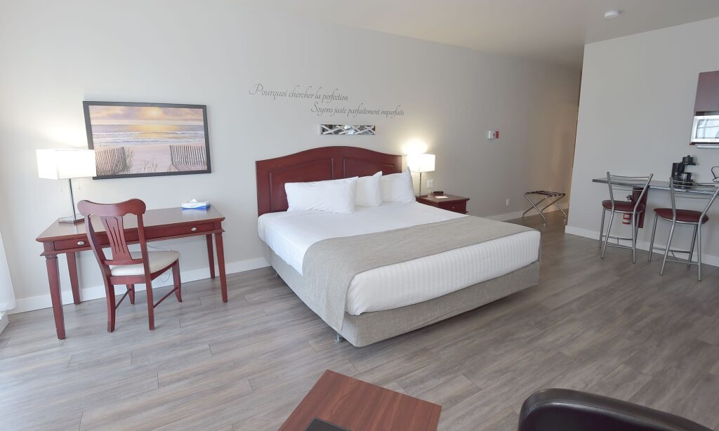 petit-manoir-casino-pavillons-chambre-standard-1-lit-king-02