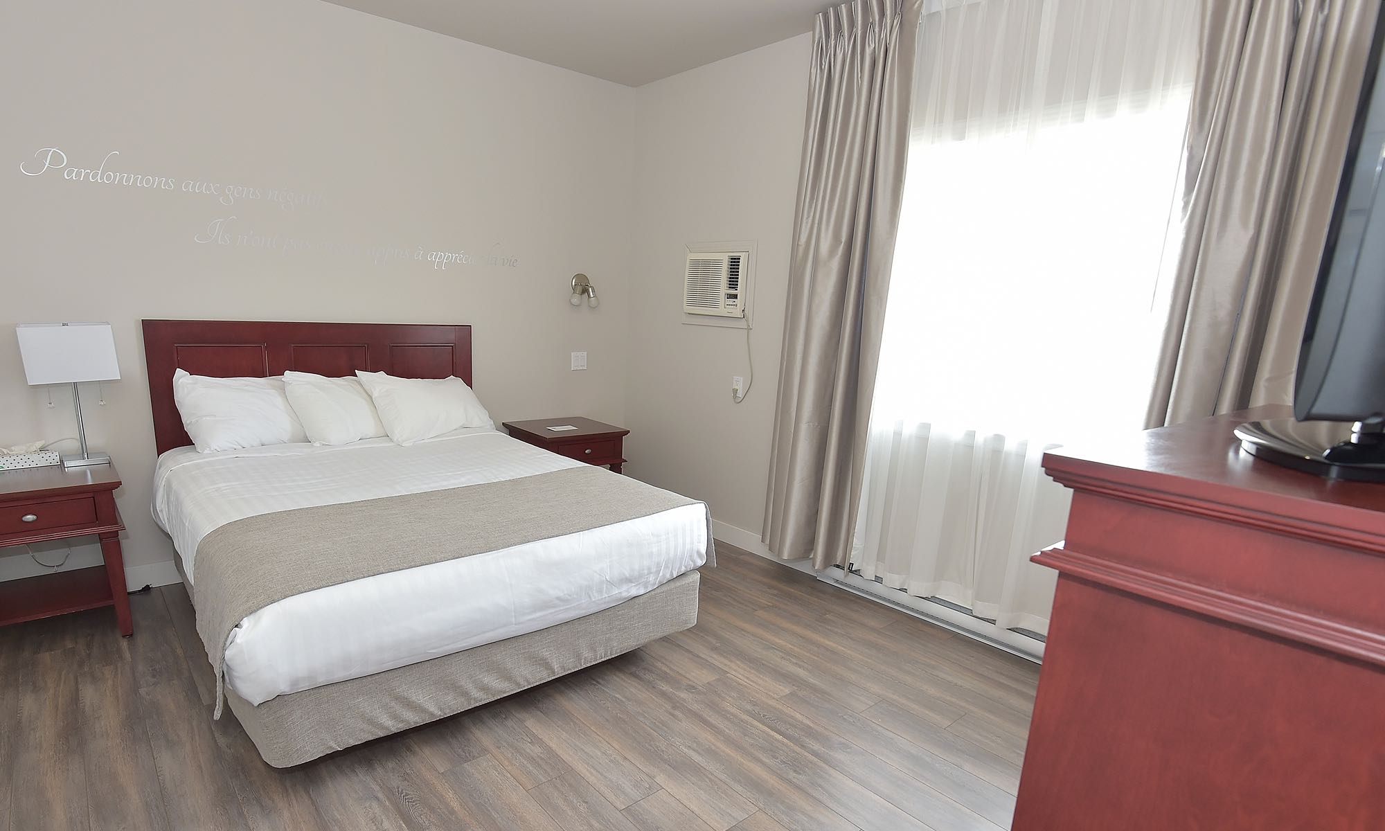 petit-manoir-casino-pavillons-suite-2-lits-queen-01