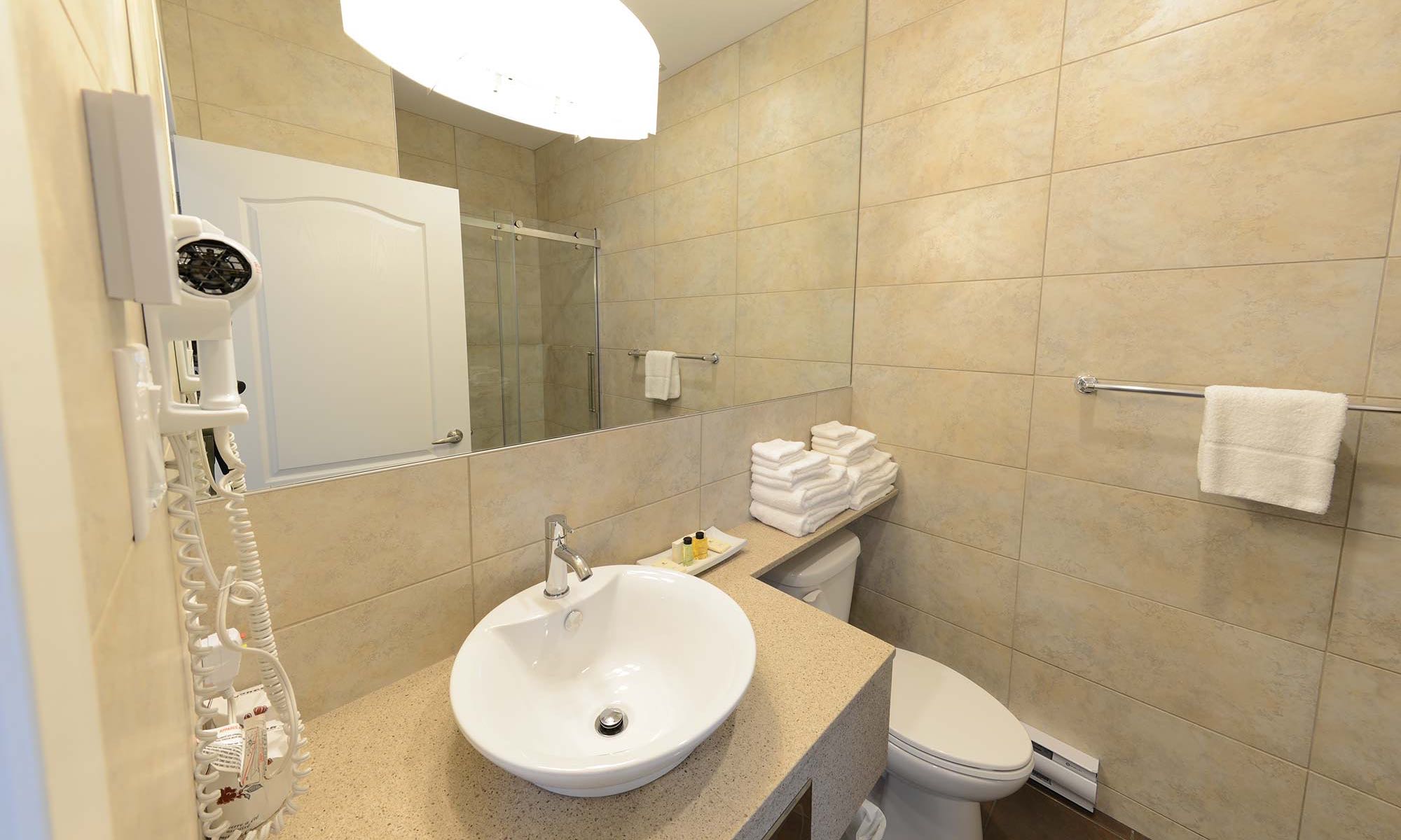 petit-manoir-du-casino-chambre-economique-1-lit-queen-02